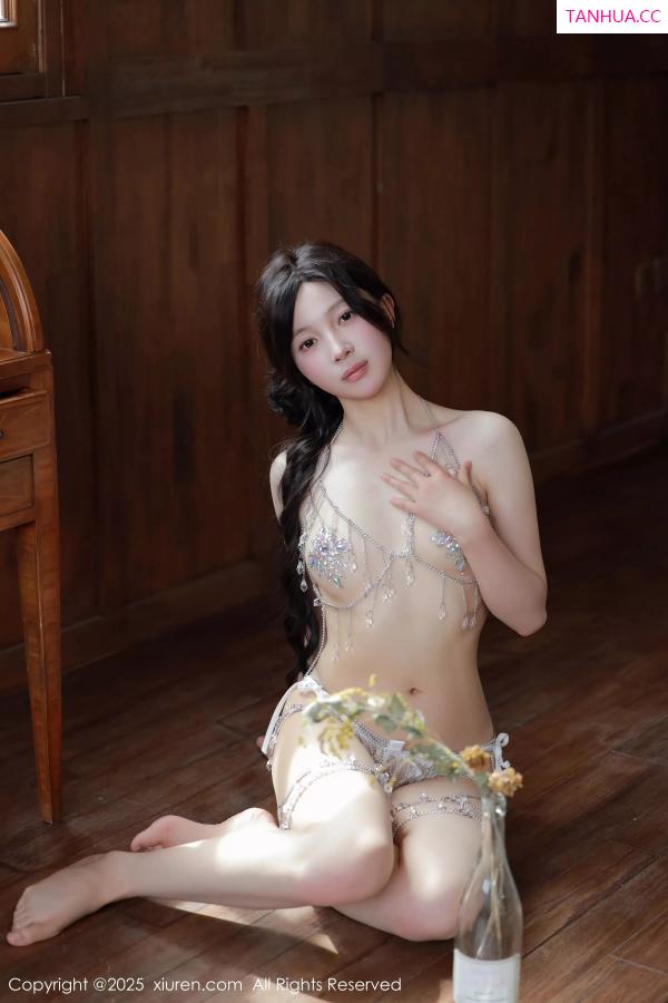   [XiuRen]高清写真图 2025.04.25 No.10198 橙子酱Lillian 白色蕾丝第29张图片